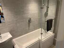 Ducha, artículos de tocador gratuitos, secador de pelo, toallas