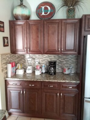 Fridge, microwave, oven, stovetop - Entertainment 4539 (Snellville)