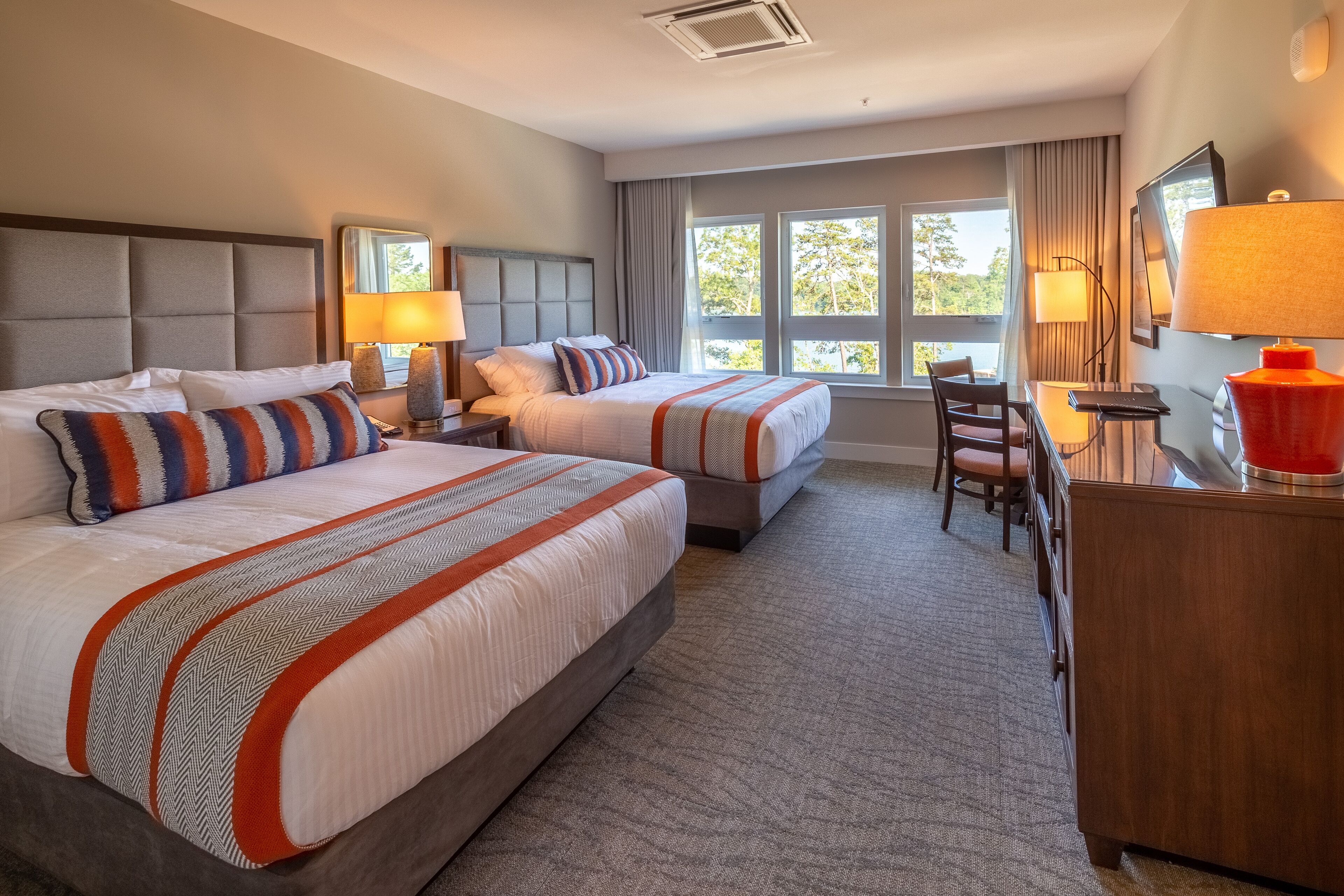 Hypo-allergenic bedding, in-room safe, iron/ironing board, free WiFi