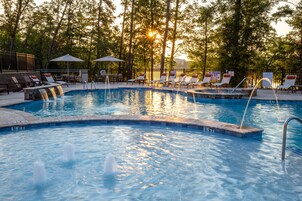 Una piscina al aire libre de temporada