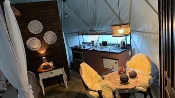 Cabana design | Cozinha privada | Micro-ondas, fogão, chaleira elétrica, liquidificador
