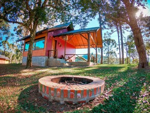 디럭스 캐빈 | 거실 공간 | 위성 채널 시청이 가능한 42인치 스마트 TV, TV, 넷플릭스