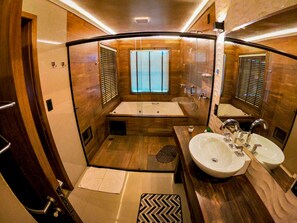 디럭스 캐빈 | 욕실 | 별도의 욕조 및 샤워 시설, 분사식 욕조, 수중안마 샤워기, 타월
