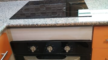 Frigorífico, microondas, horno y placa de cocina