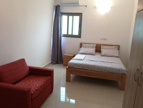 2 bedrooms, iron/ironing board, WiFi