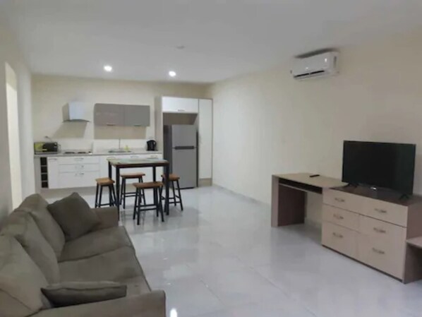 Fridge, microwave, stovetop, cookware/dishes/utensils - Aruba Airport Zega Apartments (Oranjestad)