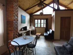 Televisie en een open haard