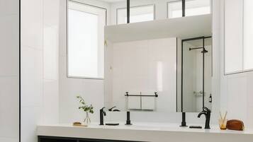 Douche, articles de toilette de luxe, sèche-cheveux, serviettes fournies