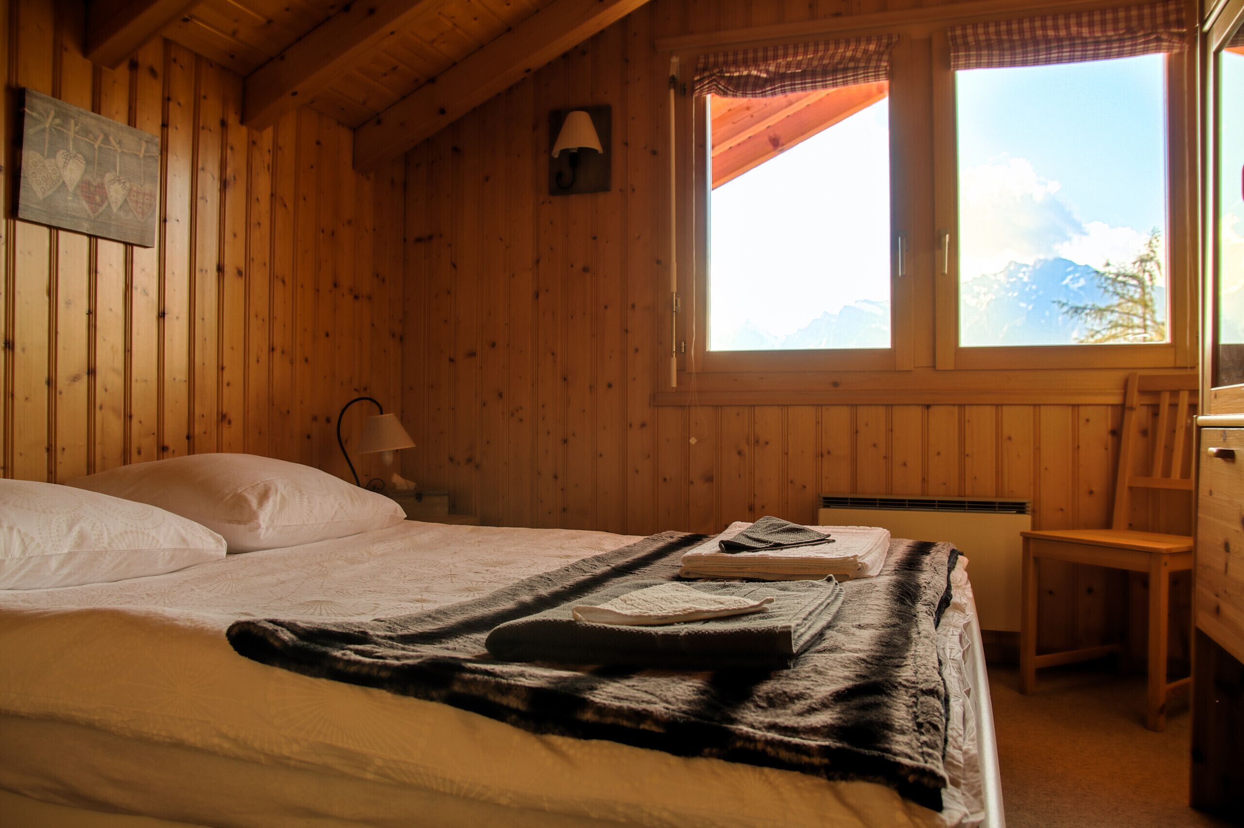 4 slaapkamers, een strijkplank/strijkijzer, gratis wifi, beddengoed