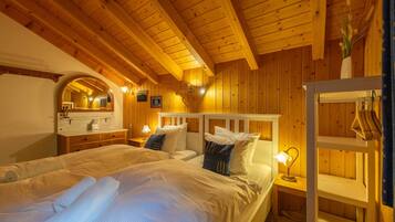 4 bedrooms, iron/ironing board, free WiFi, bed sheets