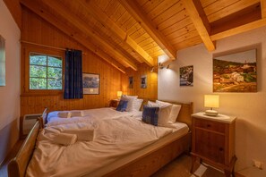 4 bedrooms, iron/ironing board, free WiFi, bed sheets
