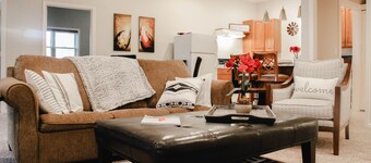 Roomy Apt. Downtown Floyd; Golden Maple Homestays