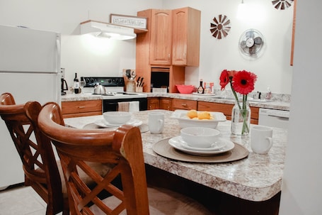 Küchenrolle. Golden Maple Homestay; 2 Schlafzimmer Apt. Downtown Floyd