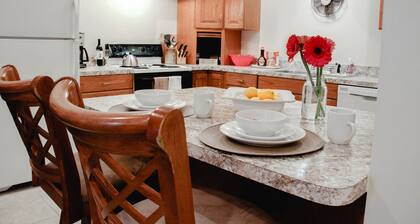 Roomy Apt. Downtown Floyd; Golden Maple Homestays