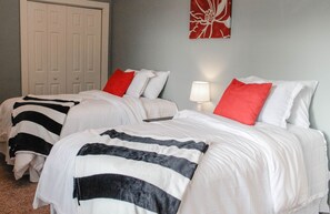 2 bedrooms, iron/ironing board, WiFi, bed sheets - Roomy Apt. Downtown Floyd; Golden Maple Homestays (Floyd)