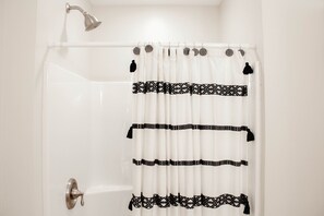 Ducha, secador de pelo, toallas, jabón