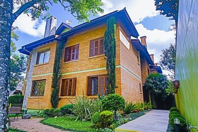 Apt in the heart of the center of cozy Lawn with heating, WIFI and NETFLIX