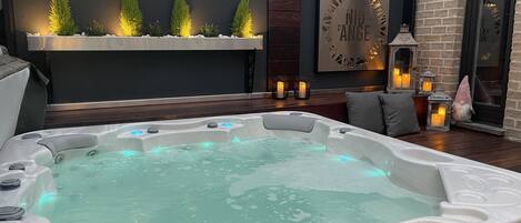 Indoor spa tub