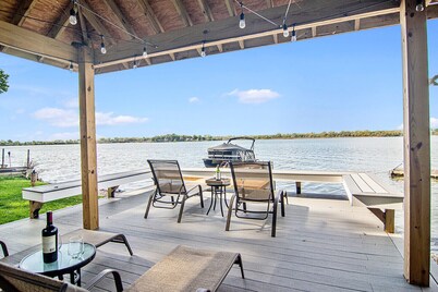 ¡NUEVO LISTADO! Recientemente renovado hermosa casa frente al lago 5bd / 3. 5ba