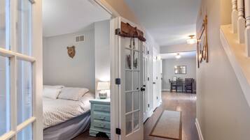 5 bedrooms, desk, iron/ironing board, travel crib