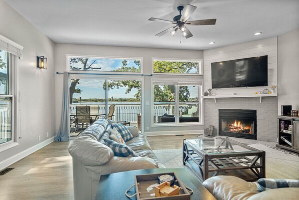 Smart TV, fireplace, foosball, table tennis - Stunning Lake House with Sunset views! (Fox Lake)