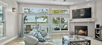 Stunning Lake House with Sunset views!