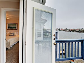 Huoneisto, useita sänkyjä, parveke | Näkymä huoneesta