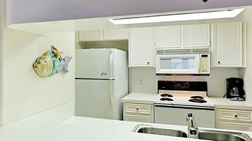 Condo, varias camas, balcón | Cocina privada | Refrigerador, microondas, lavavajillas y cafetera y tetera