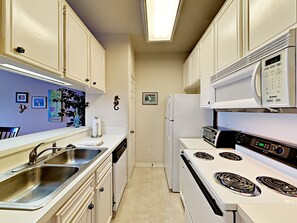 Condo, nhiều giường, sân hiên | Bếp riêng | Tủ lạnh, lò vi sóng, lò nướng, bếp nấu 