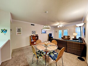 Kylskåp, mikrovågsugn, diskmaskin och kaffe- och tebryggare