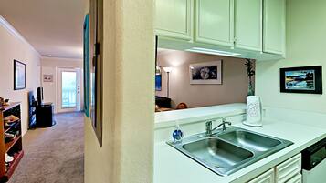 Lemari es, microwave, mesin pencuci piring, dan mesin pembuat kopi/teh