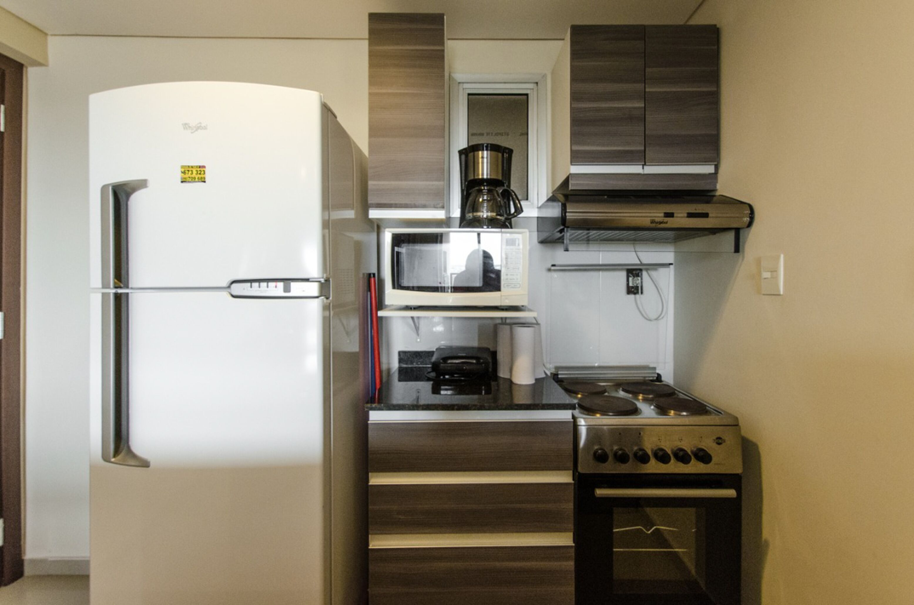 business apartment | private kitchen | full-sized fridge, microwave, oven, stovetop