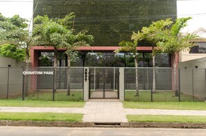 A gated entrance to Quantum Park with a clear pathway leading to the gate. - Quantum Park (Asunción)