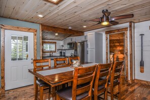 Huis, meerdere bedden, open haard | Privékeuken | Een koelkast, een magnetron, een kookplaat, een vaatwasser