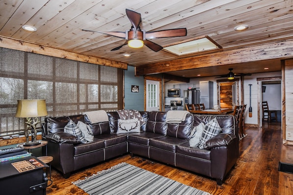 Een 42-inch televisie met kabelzenders en een open haard