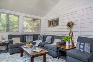 House, 2 Queen Beds, Kitchen | Living room - Lake Haven (Oakland)