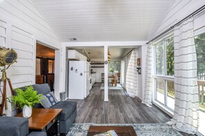 House, 2 Queen Beds, Kitchen | Interior - Lake Haven (Oakland)