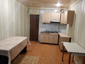 Refrigerador, horno, utensilios de cocina