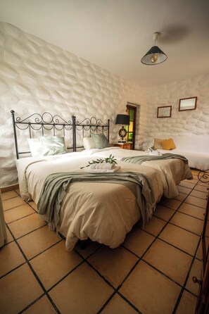 3 habitaciones, tabla de planchar con plancha y cuna de viaje 