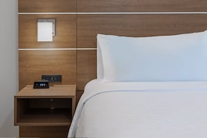 In-room safe, desk, laptop workspace, blackout curtains - Holiday Inn Express & Suites Denton - Sanger by IHG (Sanger)