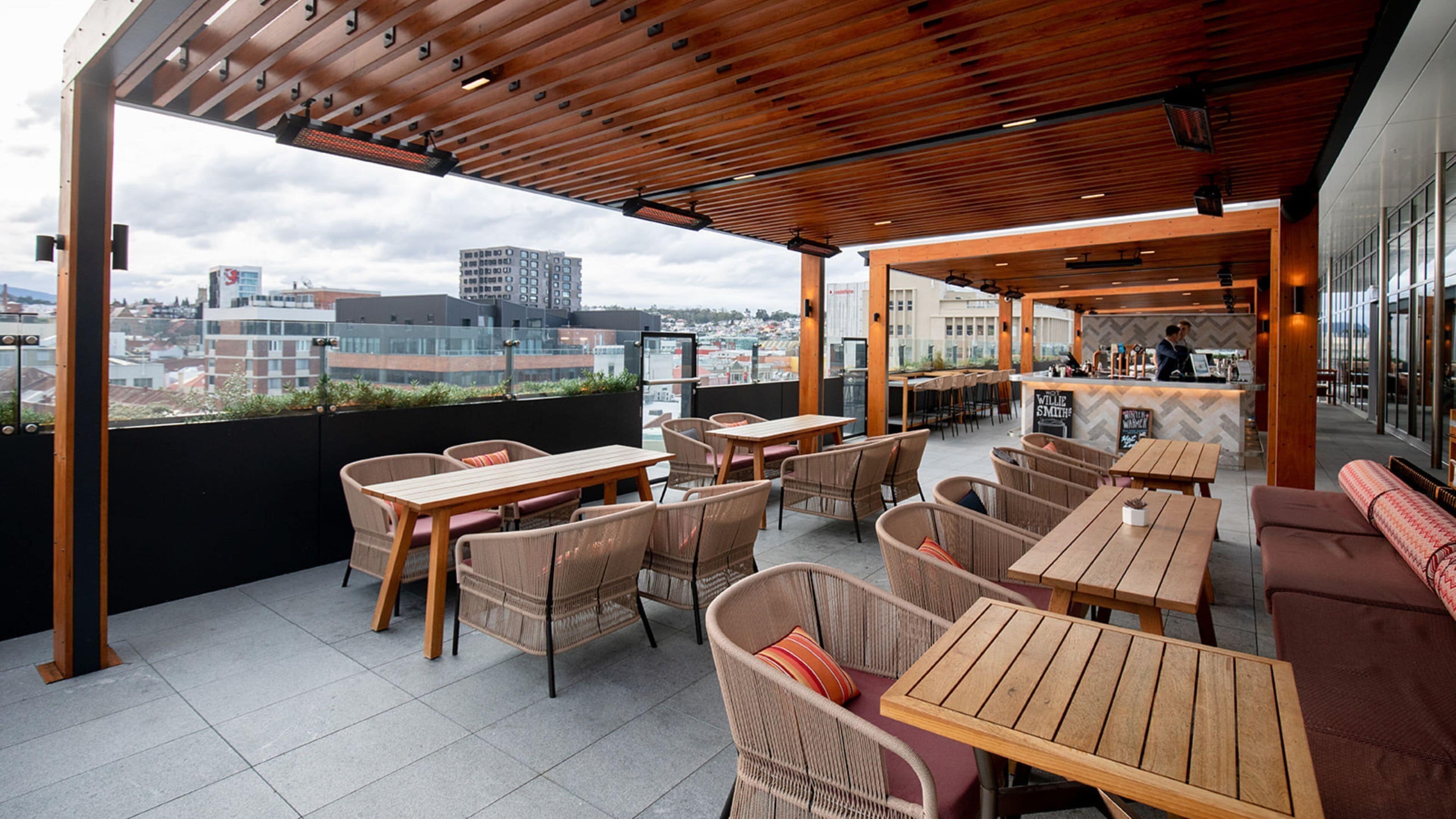 3 restaurants, breakfast served