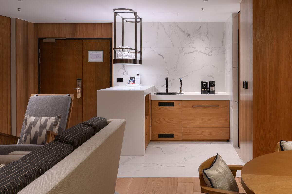 Minibar, coffres-forts dans les chambres, bureau