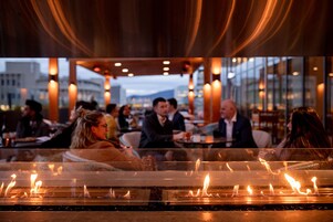 3 restaurantes, se sirve desayuno 