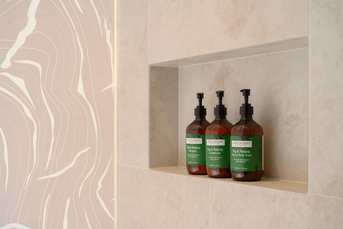 Drie flessen Antipodes hand- en bodywash op een plank.
