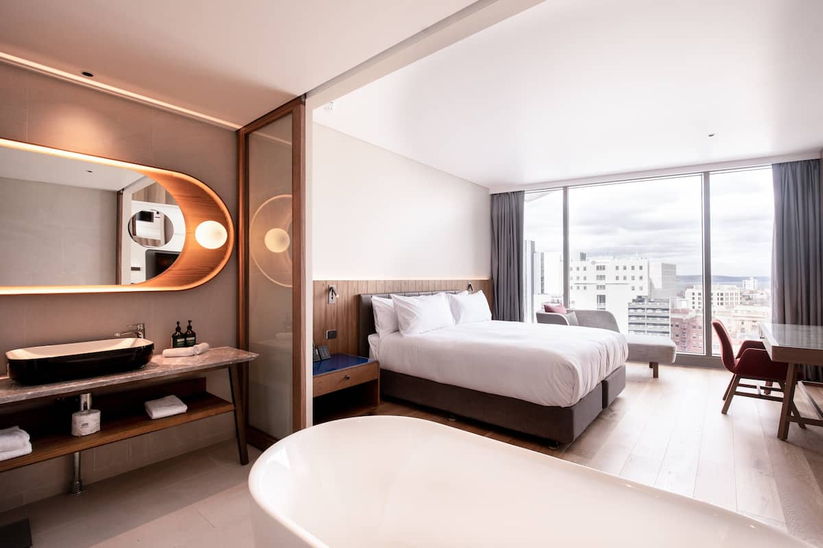 suite, 1 bedroom, club lounge access, harbour view | 1 bedroom, minibar, in-room safe, individually furnished