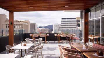 2 bars/lounges, rooftop bar