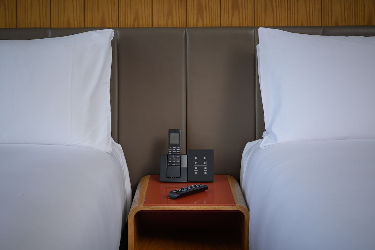 Minibar, caja de seguridad en la habitación y escritorio 