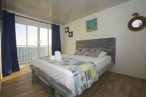 Ropa de cama de alta calidad, minibar y tabla de planchar con plancha