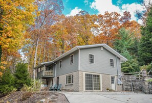 Exterior - Sleepy Pines (Swanton)