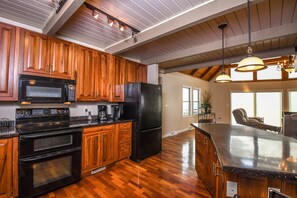 Casa, várias camas, piscina particular, vista para a piscina | Cozinha privada | Geladeira, micro-ondas, cooktop, lava-louças